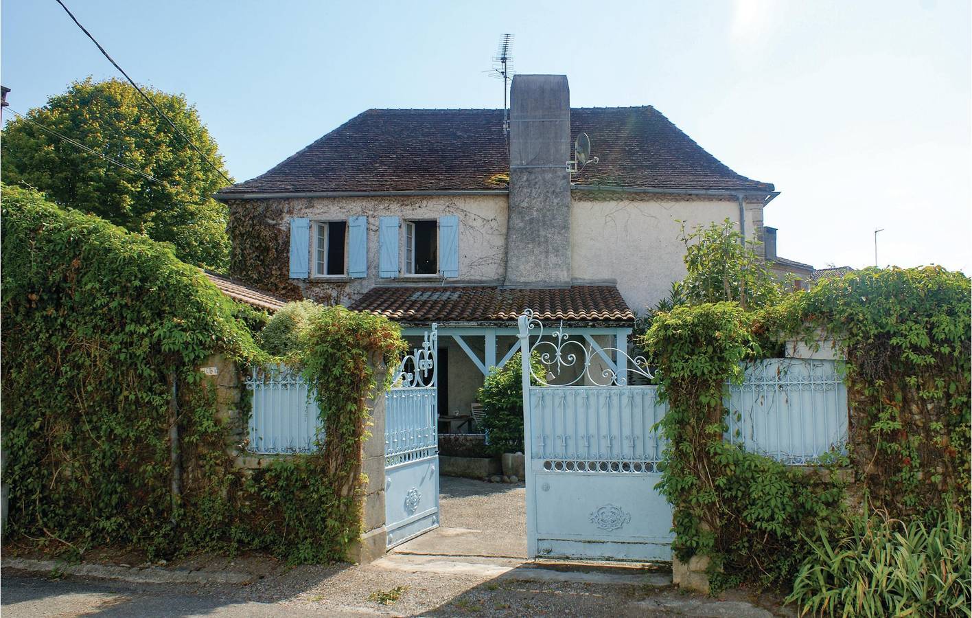 Poolside Garden Apartment near Auterrive in Escos, Béarn
