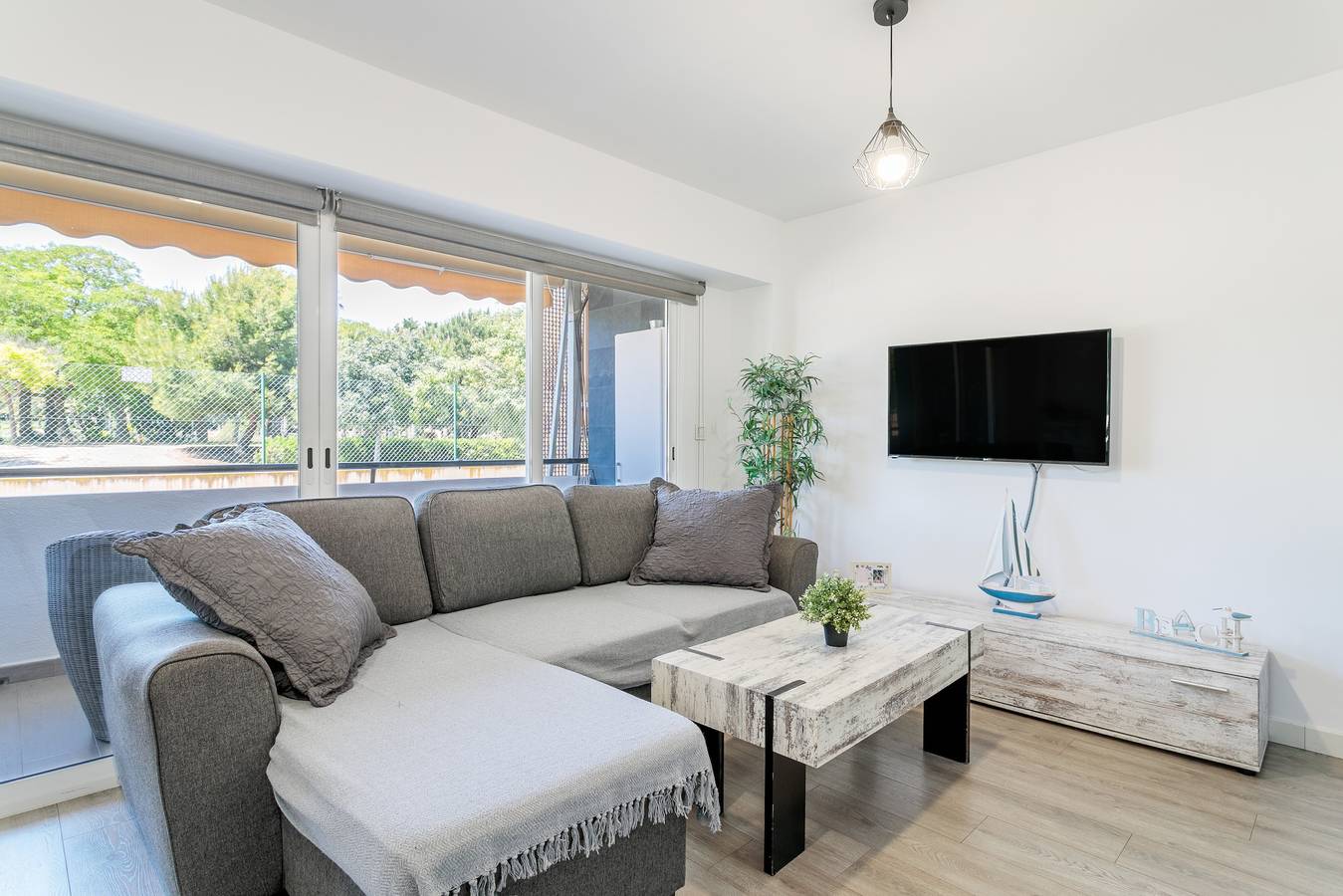 Appartamento intero, Appartamento 'Boliche' con piscina condivisa, Wi-Fi e aria condizionata in El Barrio, San Juan Playa