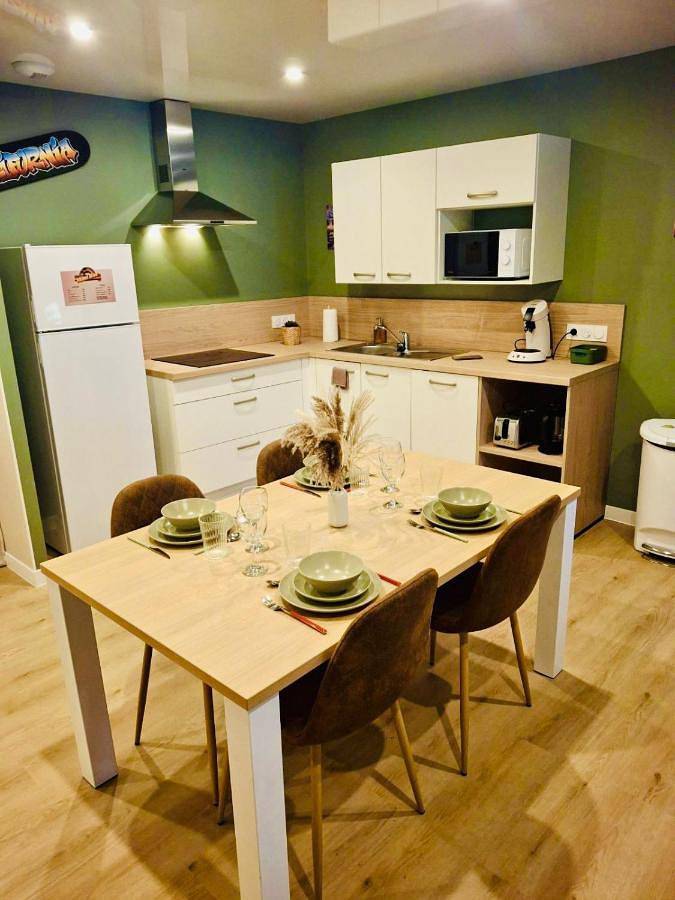 Appartement entier, Appartement cosy ambiance Malibu dans résidence avec piscine 2 pers 1 chambre in Neuf-Mesnil, Avesnes-sur-Helpe