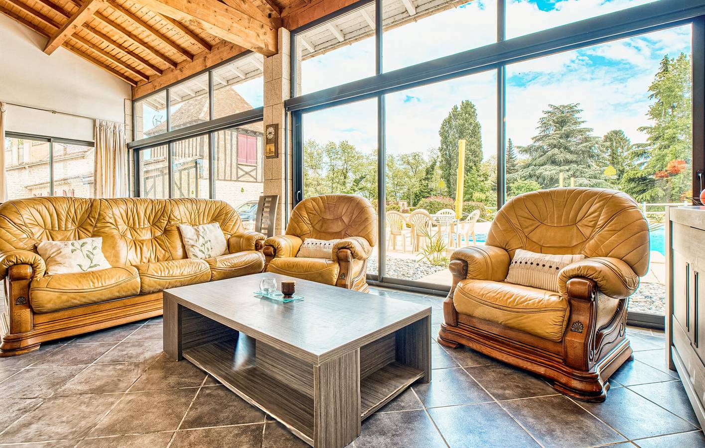Appartement aan het zwembad met parkeerplaats, tuin & WiFi in Gardonne, Périgord Pourpre