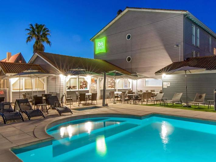 Hôtel pour 2 personnes, avec terrasse et piscine, animaux acceptés