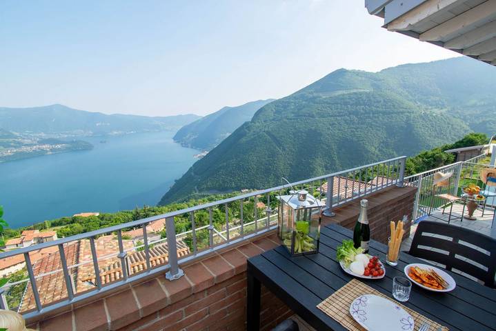 Appartamento per 6 persone, con vista lago e piscina nonché balcone/terrazza in Provincia di Bergamo