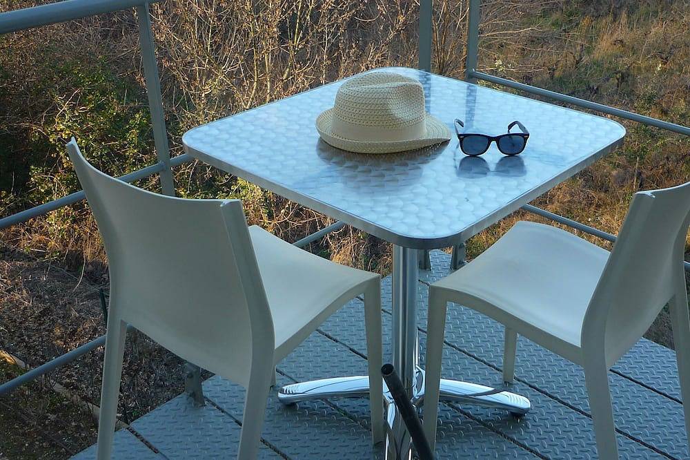 Ganze Wohnung, Ferienhaus mit Pool für 2 bis 3 Pers ds Gard zwischen Uzès und Avignon in La Roque-sur-Cèze, Nimes und Umgebung