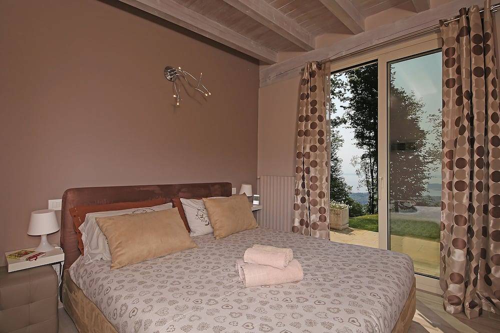 Atemberaubende moderne Villa mit Gemeinschaftspool, Lg Garten, fantastische Aussicht, Ac, Gym-Playarea in Salò, Gardasee-Berge