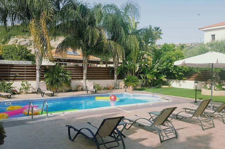 Location de vacances pour 8 personnes, avec jardin dans Πισσούρι