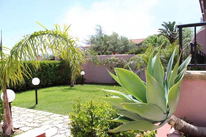 B&b per 2 persone, con giardino e idromassaggio nonché terrazza in Trabia