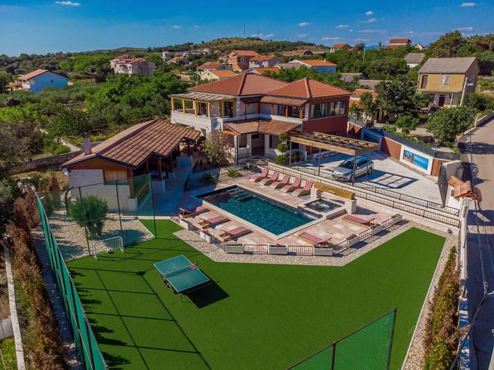 Villa pour 10 personnes, avec terrasse ainsi que jacuzzi et sauna, animaux acceptés dans Vir