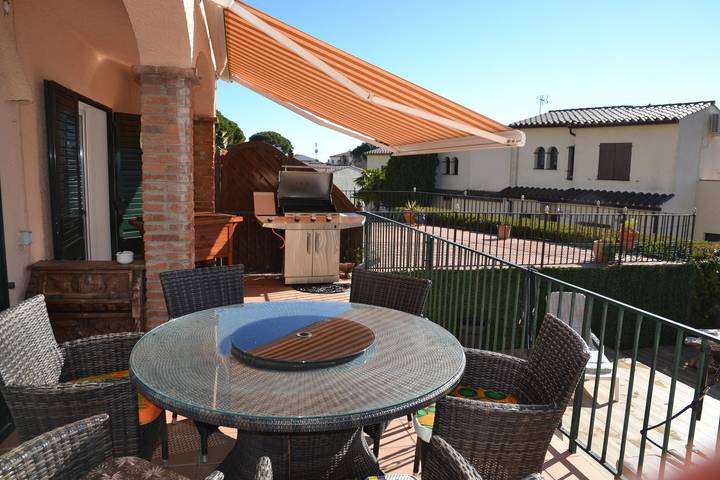 Casa rural para 6 personas, con Balcón y Terraza además de Jardín y Piscina en Serra de Daró - 4