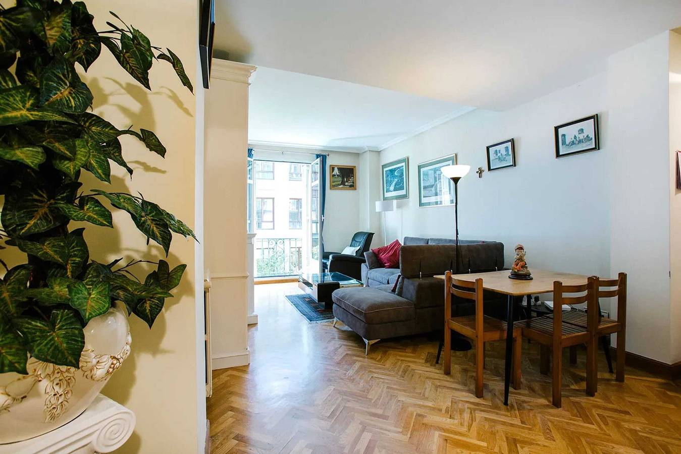 Appartement entier, Appartement moderne à Donostia, 75 m² avec jacuzzi. in Playa de la Concha, San Sebastian