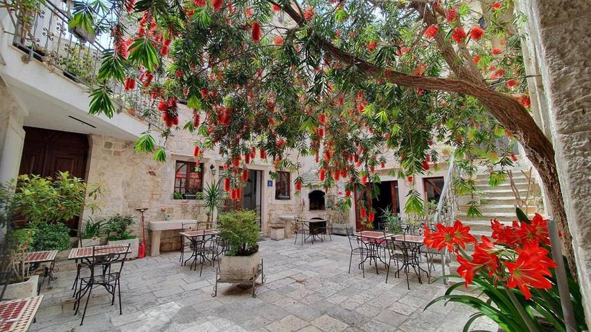 Chambre d’hôte pour 2 personnes, avec terrasse ainsi que jacuzzi et jardin à Trogir