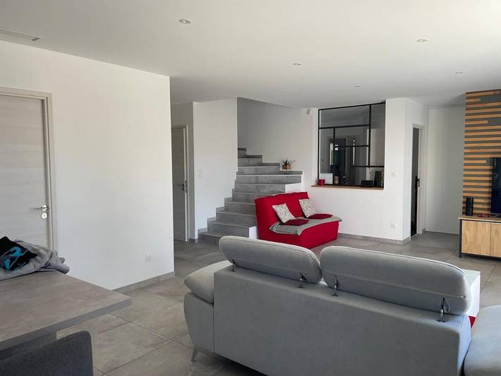 Location de vacances pour 6 personnes, avec vue ainsi que piscine et jardin à Villemolaque
