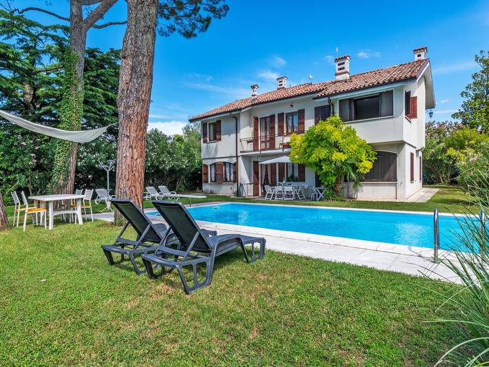 Villa für 10 Personen, mit Terrasse und Pool in