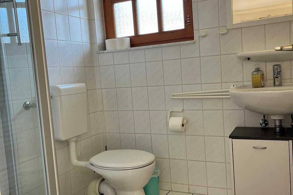 Traumlage Mönchgut, Rügen, reetgedecktes Ferienhaus umgeben vom Meer in Alt Reddevitz, Mönchgut