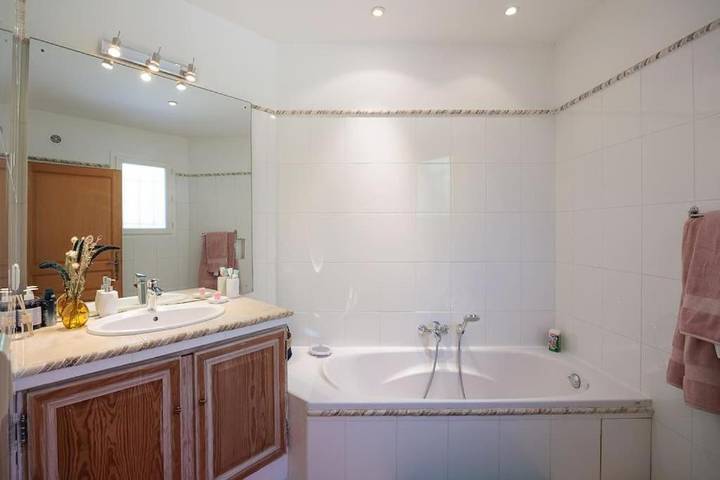 Chambre d’hôte pour 7 personnes, avec jardin et piscine ainsi que jacuzzi et sauna, adapté aux familles à Cavalaire-sur-Mer - 4