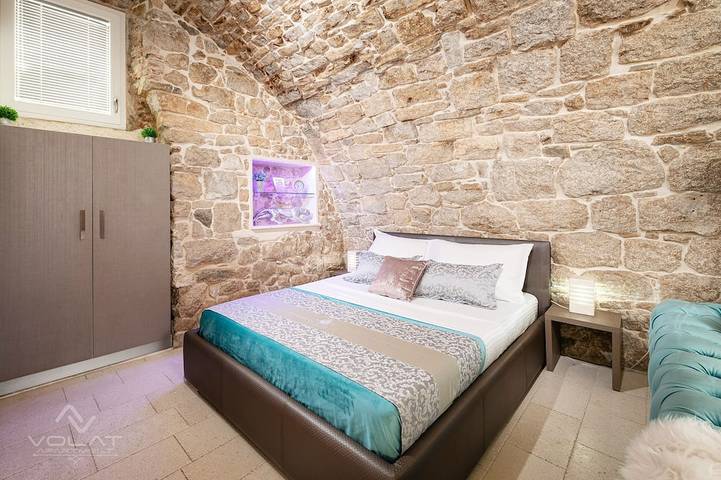 Apartamento entero, Apt de lujo 'Volat' en una bodega tradicional de 200 años de antigüedad; centro de Split in Split, Condado de Split-Dalmacia