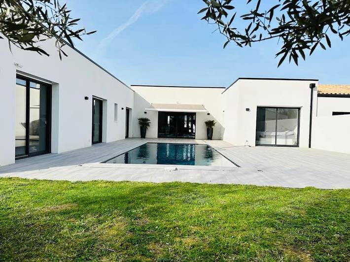 Villa pour 8 personnes, avec jacuzzi ainsi que jardin et piscine, animaux acceptés - 1