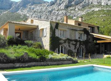 Gîte pour 10 personnes, avec piscine ainsi que terrasse et jardin à Puyloubier