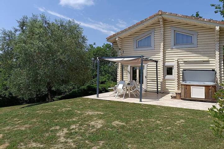 Gîte pour 6 personnes, avec jacuzzi ainsi que balcon et jardin à Monbahus