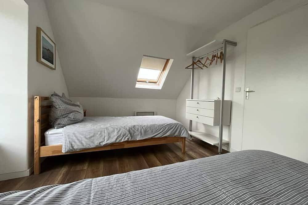 Fisherman's house / Penty in Plogoff with terrace, garden and sea view near the beach in Pointe du Raz, Plogoff