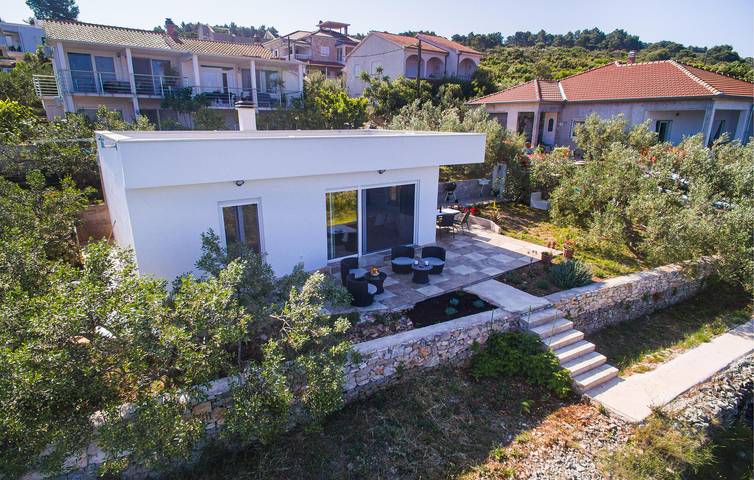 Gemütliche Ferienwohnung mit Meerblick, Terrasse, WLAN und Parkplatz in Necujam in Necujam, Solta