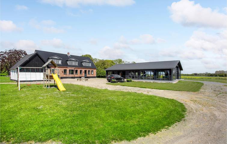 Feriehus for 16 personer, med have og terrasse - 1