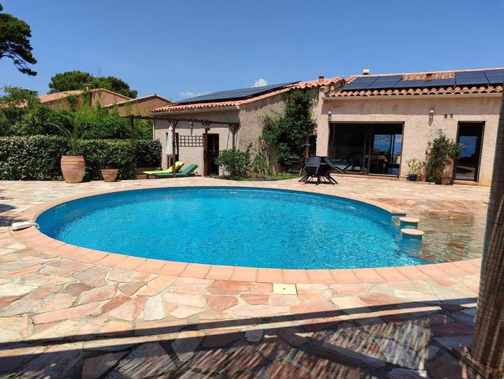 Location de vacances pour 8 personnes, avec vue et jardin ainsi que terrasse et piscine dans Pointe Des Chevaliers Hyeres - 2