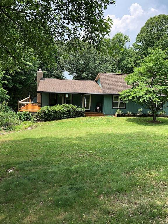 Charmantes, renoviertes Haus am Wasser mit Blick auf den Sonnenuntergang und tiefes Wasser auf der breiten Bucht in Smith Mountain Lake