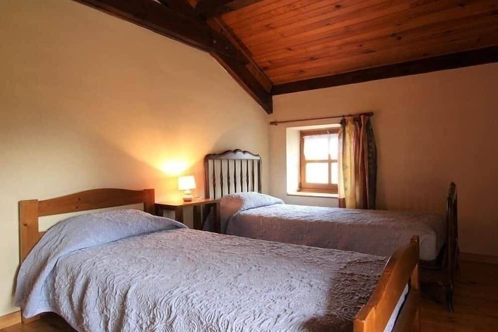 Charmante maison en pierres avec terrasse, proche cité médiévale, nature et lac in Céaux-d'Allègre, Parc Naturel Régional Livradois-Forez