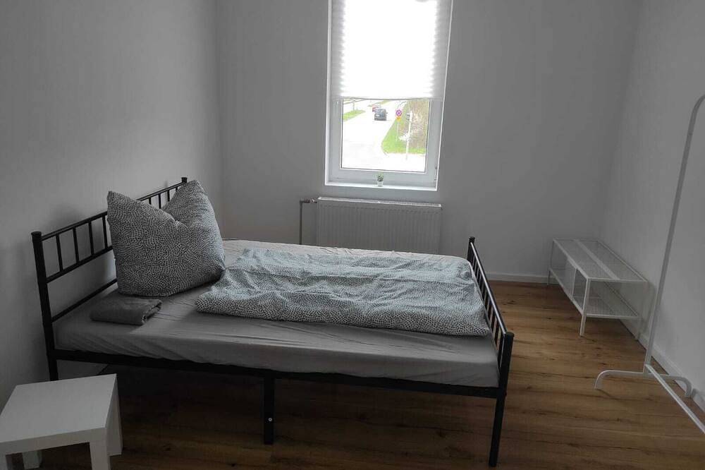 Ganze Wohnung, Best price per month, flat for 5, 30 minutes to Leipzig in Altenburg, Ostthüringen