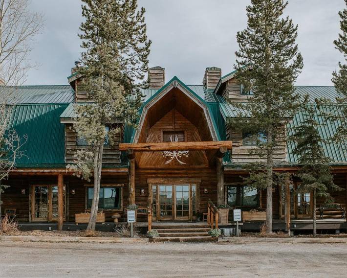 Chalet für 2 Personen, mit Pool und Balkon sowie Whirlpool in Montana
