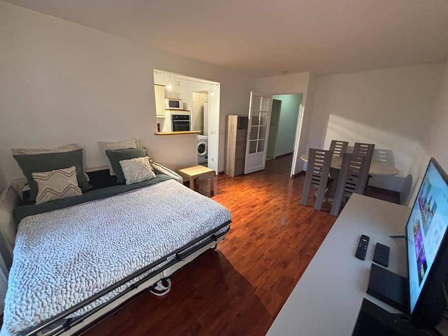 Appartement entier, F3 avec balcon 5 min gare Sqy et Parking gratuit in Guyancourt, Yvelines