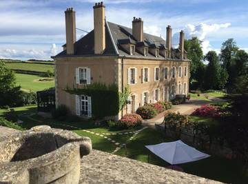 Gîte pour 34 personnes, avec terrasse et piscine ainsi que vue sur le lac et jardin, animaux acceptés à Étaule