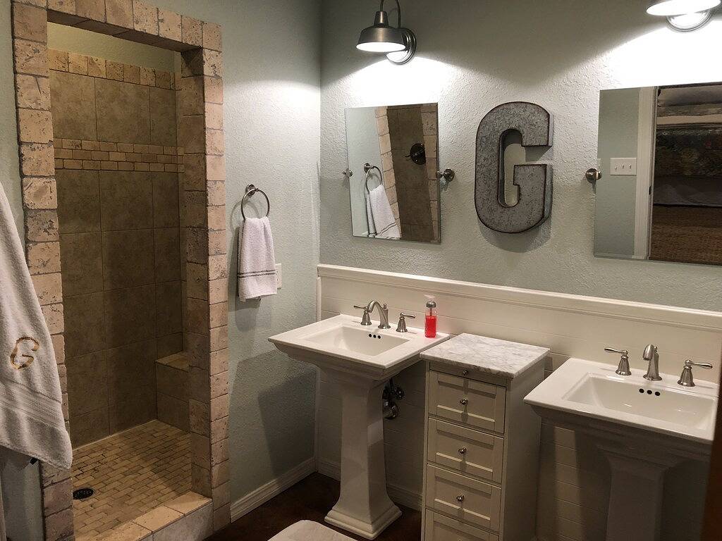 Graues Haus am See in Ozark Mountains