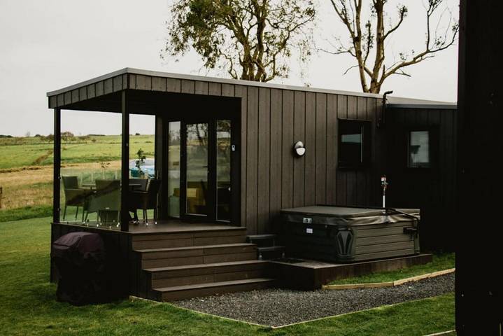 Glamping for 4 people, with hot tub and garden as well as balcony in County Antrim