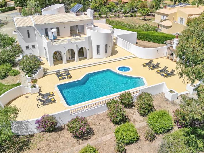 Villa für 10 Personen, mit Balkon und Terrasse sowie Garten
