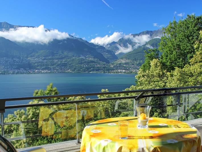 Ferienwohnung für 2 Personen, mit Balkon und Garten sowie Pool und Seeblick