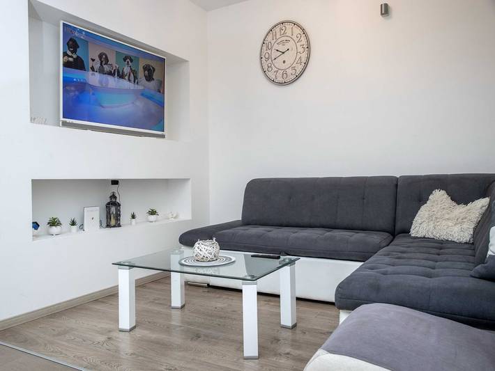 Ferienwohnung für 8 Personen, mit Terrasse und Pool, kinderfreundlich in Split - 2