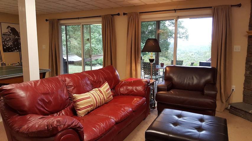 Vacation rental for 13 people, with hot tub and pool as well as yard in West Virginia