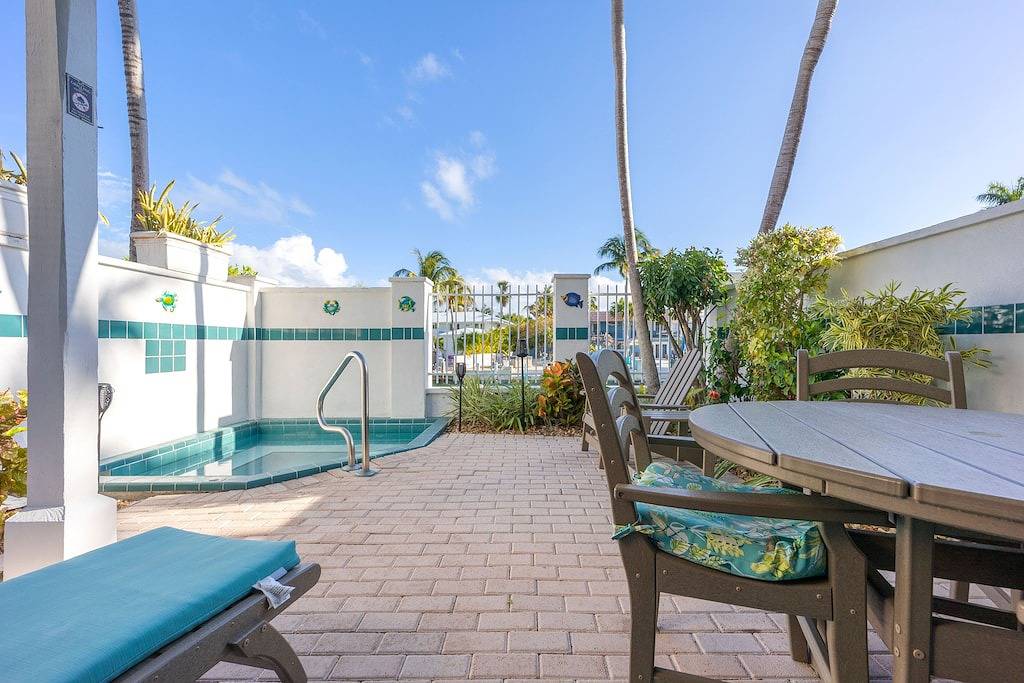 ★Newly remodeled tropical townhome★ Private plunge pool close to fun activities in Duck Key, Monroe County