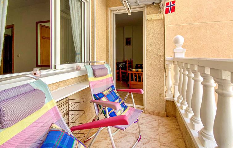Apartamento vacacional entero, Apartamento con terraza junto a la piscina - 2 km de la playa in Torrevieja Centro, Torrevieja