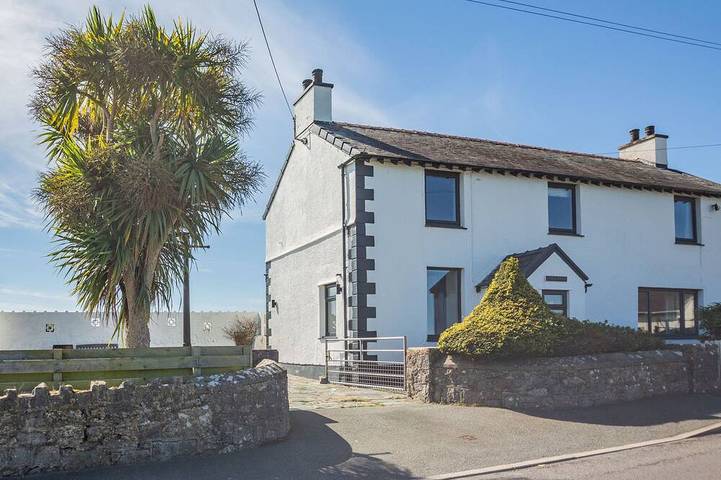 Cottage for 6 people, with hot tub and garden, with pets on the Isle of Anglesey