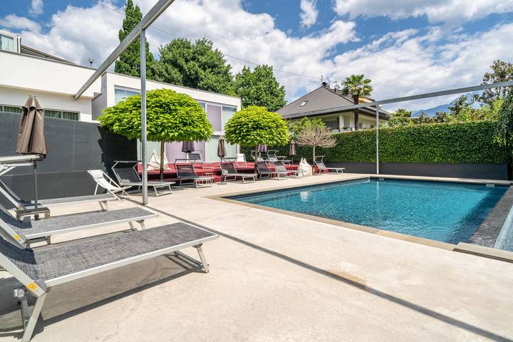 Appartamento intero, Elegante "goldfinger extraordinary Apartment" con Wi-Fi, piscina all'aperto e parcheggio in Lana di Sopra, Lana