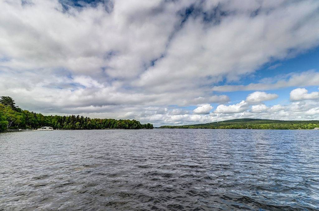 Haus am See im Chalet-Stil mit großer Terrasse, Anlegestelle und wunderschönem Seeblick in Greenville (ME), Moosehead Lake