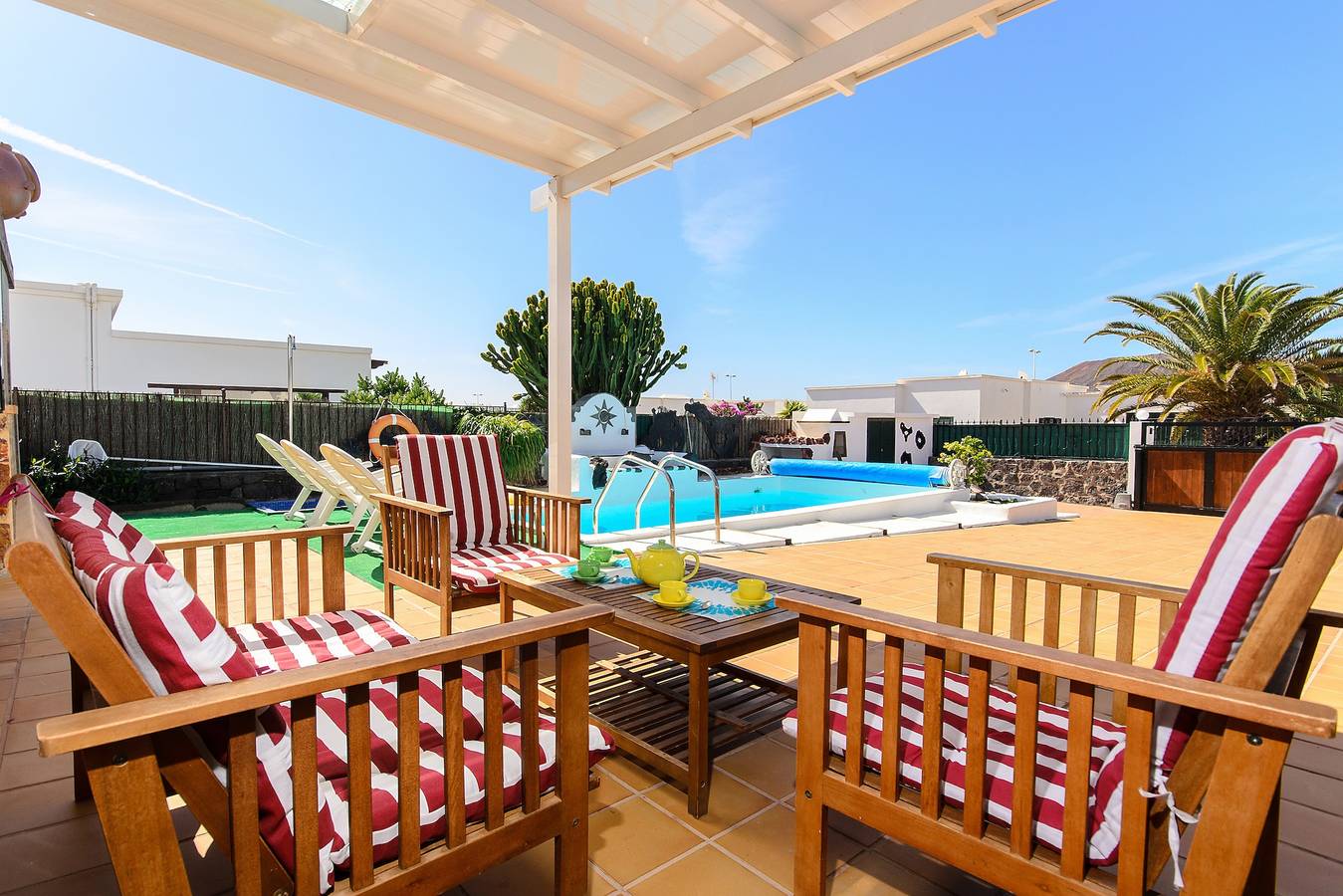 Wunderschöne Villa mit Pool, Terrasse, Wlan und Garten in Playa Blanca, Yaiza