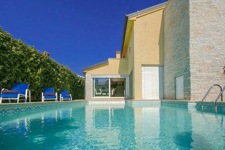 Villa pour 10 personnes, avec Balcon/Terrasse ainsi que Jardin et Piscine à Poreč