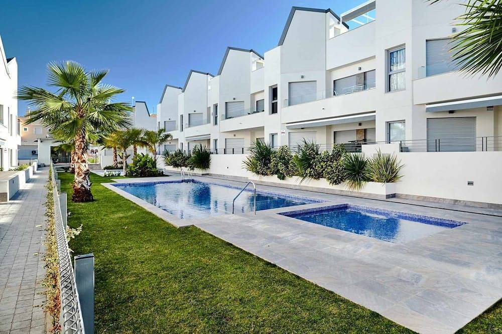 Entire apartment, Villa Amalia 61: Ground floor with garden in Mar Azul Torrevieja, Torrevieja