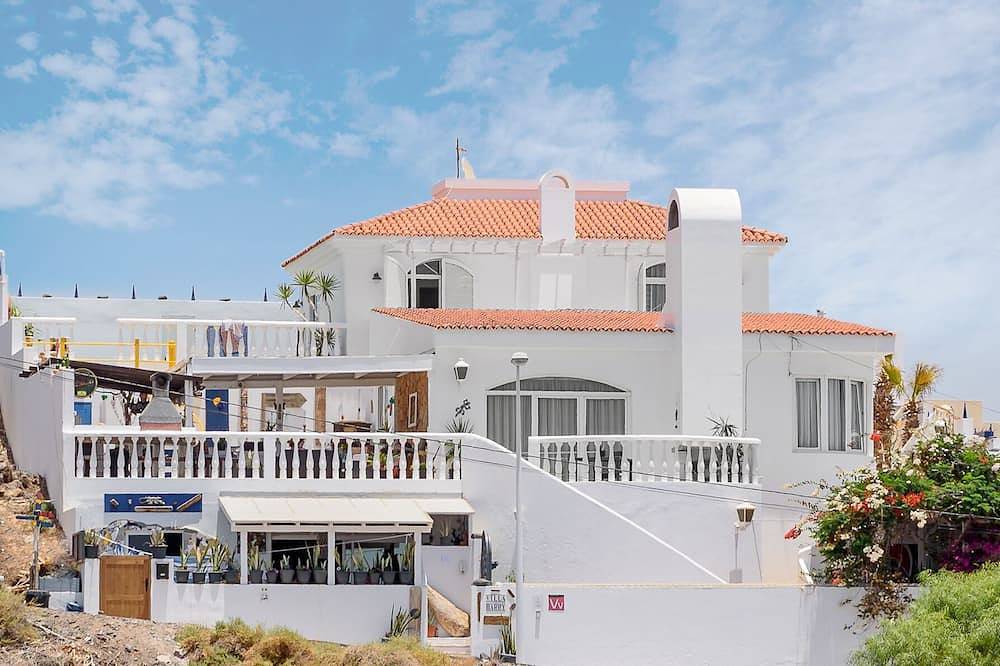 Villa Barry - Geräumige Villa, Meerblick, Swimmingpool, private Bar in Tarajalejo, Tuineje