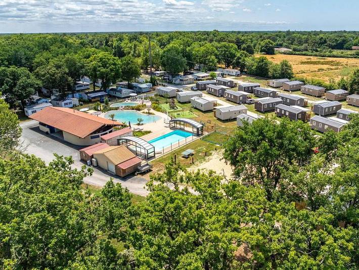 Camping pour 4 personnes, avec Terrasse à Vensac