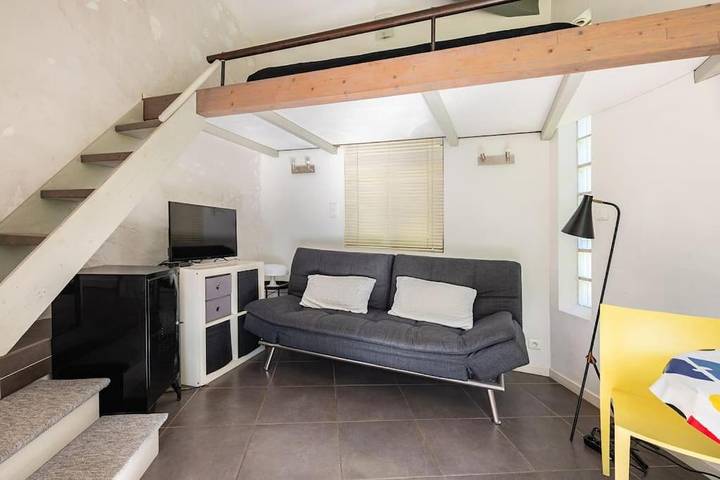 Gîte pour 2 personnes, avec vue ainsi que piscine et jardin, animaux acceptés à La Bouilladisse - 2