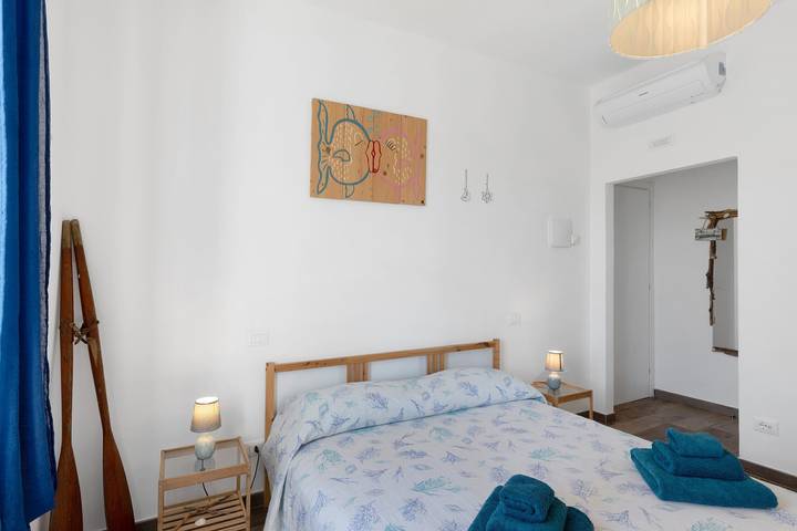 Room 'Pesci' with Mountain View, Wi-Fi and Air Conditioning in Albenga, Riviera di Ponente